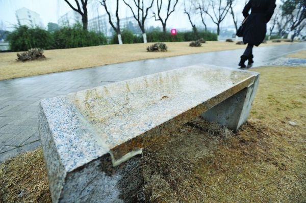 苏州百花洲公园增添6张石凳（图）