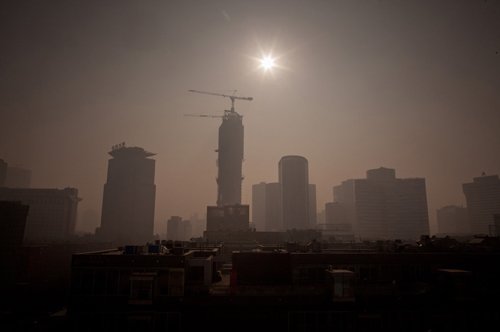 1月12日，北京三里屯附近笼罩在一片雾霾之下