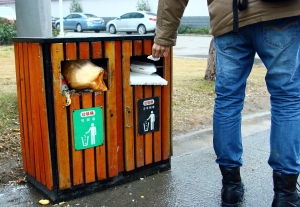 南昌市街头分类垃圾箱形同虚设