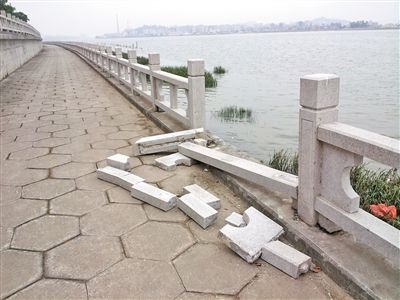 珠海斗门西堤护栏损坏两个多月无人修