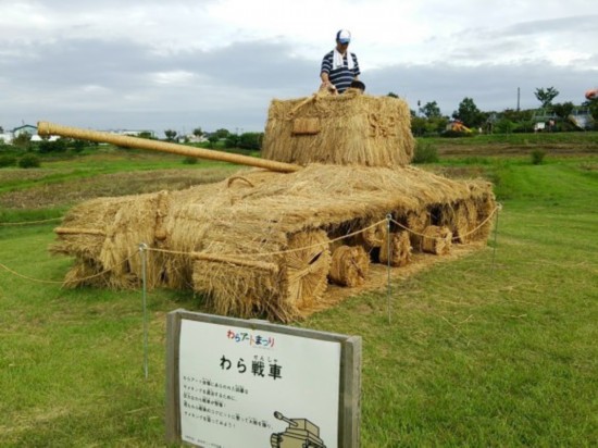 日本新泻县建巨型稻草雕塑庆祝丰收
