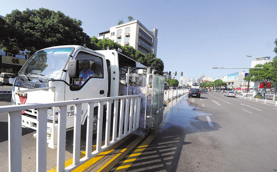 台州路桥区有了一辆价值50万元的护栏清洗车