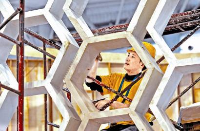 四川省西博会刮“节俭风”雕塑骨架用老材料