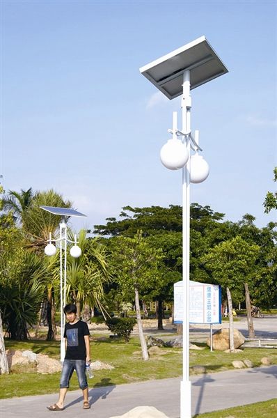 海南三亚太阳能路灯照亮白鹭公园每一条小道