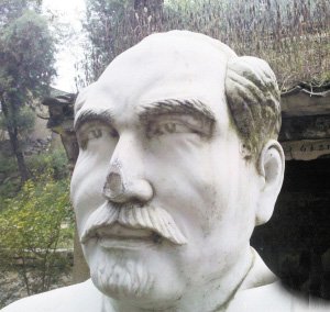 小庙前成了“塌塌鼻”的白求恩雕像