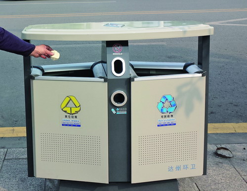 四川达州市城区新型果皮箱开始“正式上岗”