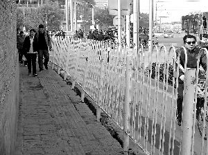 北京市磁器口路口东南角护栏倾斜存安全隐患