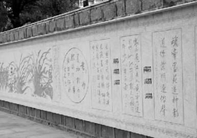 浮雕墙被涂上了非法广告
