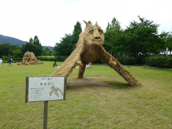 日本新泻县建巨型稻草雕塑庆祝丰收