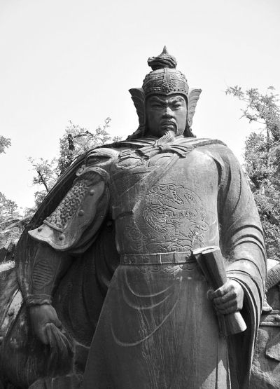 岳飞穿龙袍