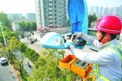 施工人员在徽州大道调试智能路灯