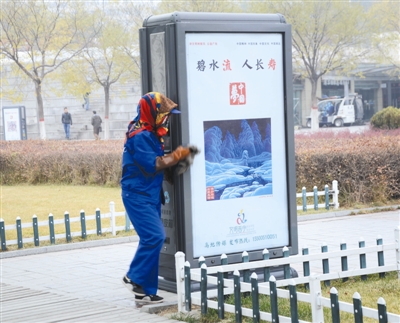 青海一批新型果皮箱亮相省城广场街道（图）