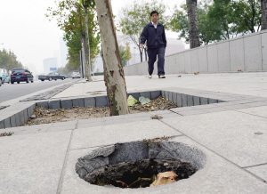 海河边50多盏景观灯被破坏 留下50个坑