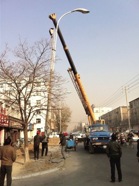 工作人员正在安装路灯
