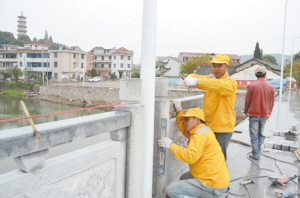 浙江省东阳市湖溪村清波大桥架设护栏（图）