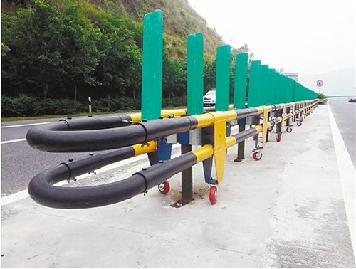 安装在沿江高速路上的“新型生命护栏”