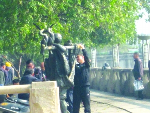 江西上饶滨江公园渔夫铜雕竟成“健身器材”