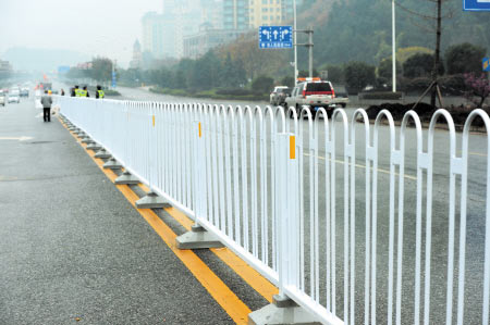 湖南长沙城区1.2米高护栏全城“上岗”（图）