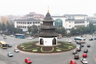 江苏扬州市文昌阁周边花坛进行冬季“换装”