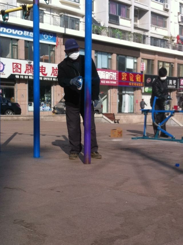 山东荣成市石岛广场西侧健身器材“穿彩妆”