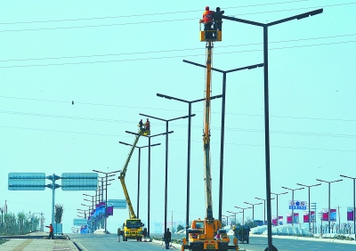 兰州新区城市主干道路灯安装工作进入尾声