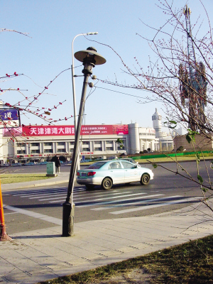 天津河北区自由道路边景观灯倾斜存安全隐患