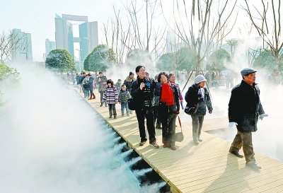 武汉新洪山广场复建完 新增冷雾飘渺水景栈道