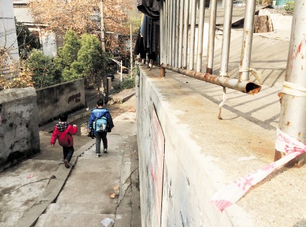 长沙市天心区冬瓜山一人行台阶护栏多处锈断