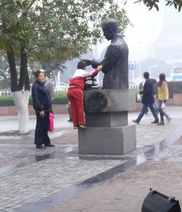 城市公共雕塑好可怜