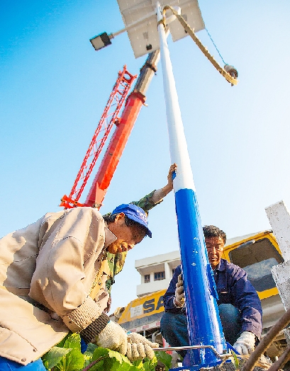 浙江温州市403盏环保太阳能路灯照亮乡村路