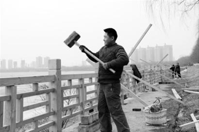 工作人员正在安装护栏。