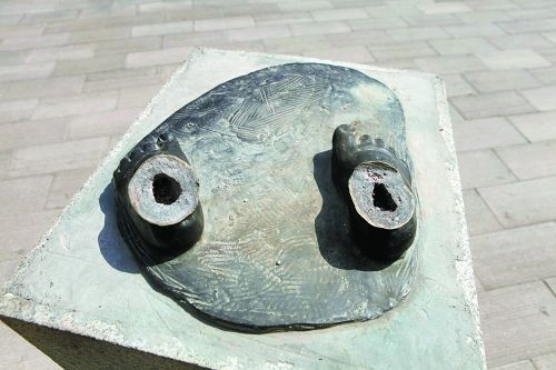 铜像被割走剩下俩脚丫