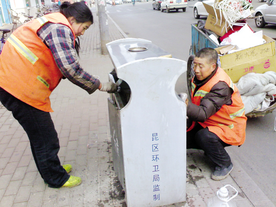 内蒙古包头昆区清洗垃圾箱 让城市更加清洁