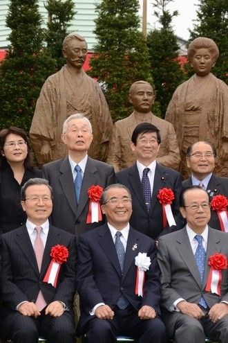 图为参加此次活动的中日双方代表，前排从左到右依次为中国驻日本大使程永华、长崎县知事中村法道以及日本前首相福田康夫。