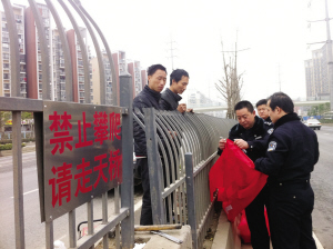 施工人员正修被毁坏的护栏。