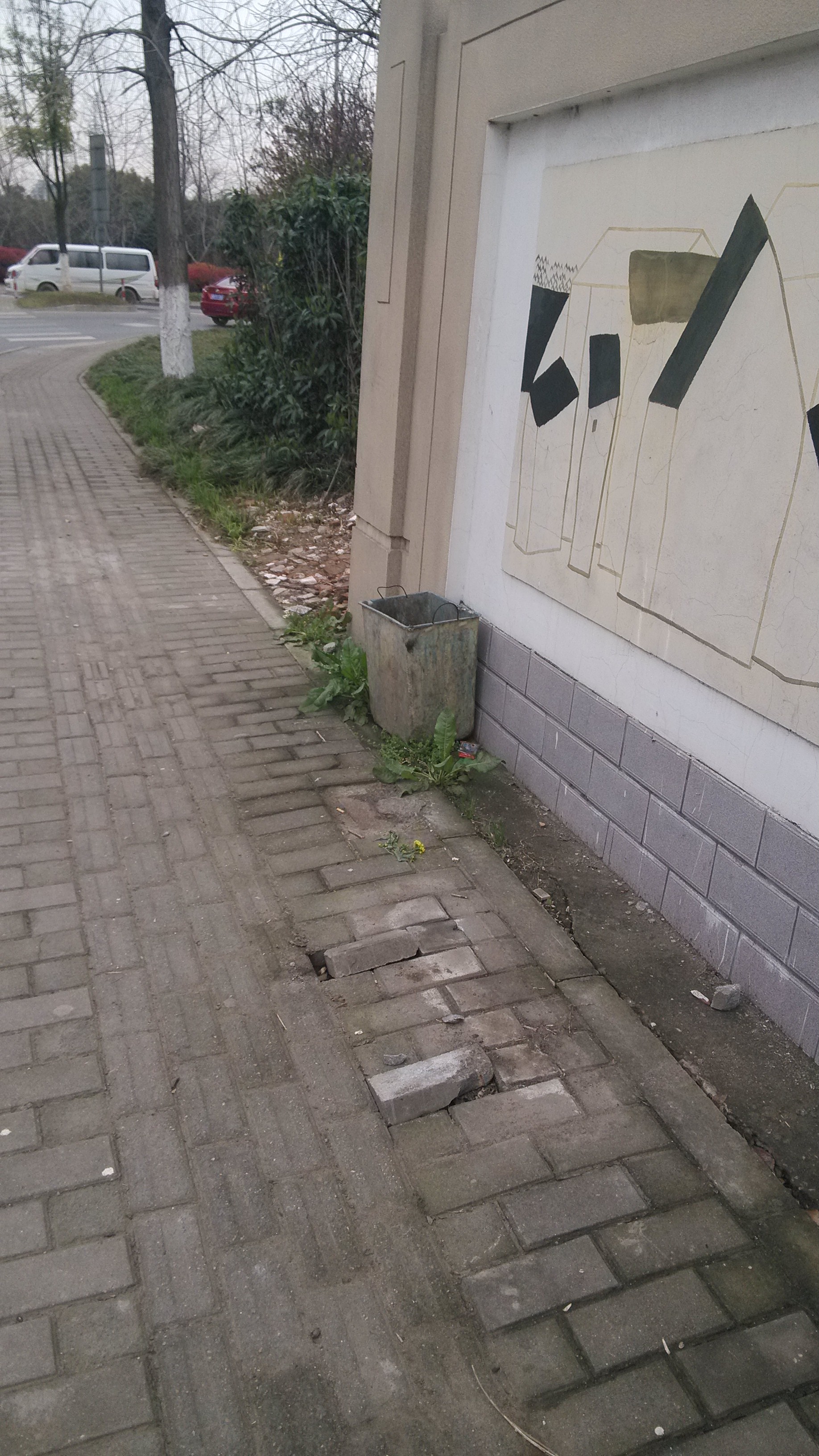 江苏金城桥西侧路边垃圾箱被盗 只剩下内桶