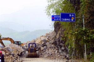 21日，灵关镇，救援人员在抓紧抢修道路