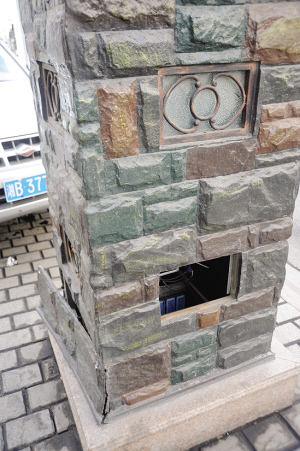 哈市果戈里大街路灯惨遭“开膛破肚”（图）