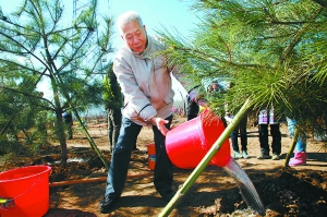 中科院院士在海淀北部参加义务植树活动