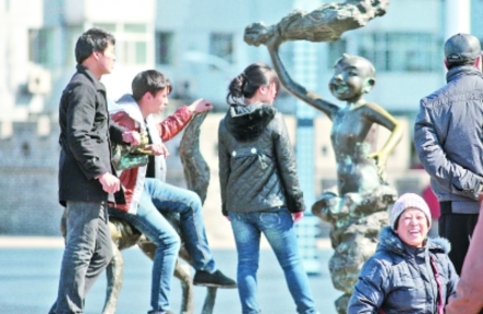 哈尔滨市江畔雕塑因市民不文明而造成损伤