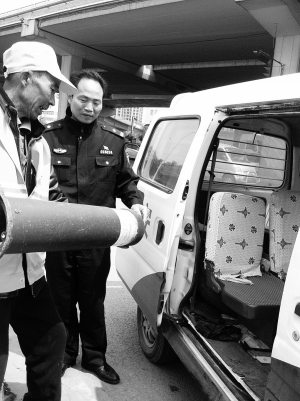 环卫工人把陈大妈捡到的景观灯交给民警
