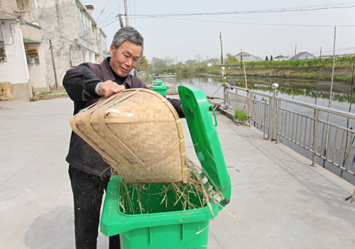 湖州市双林向阳村430多户村民有了环保垃圾箱