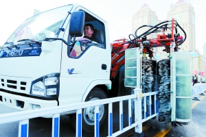 兰州城区新型清洗车上路对护栏进行360度清洗