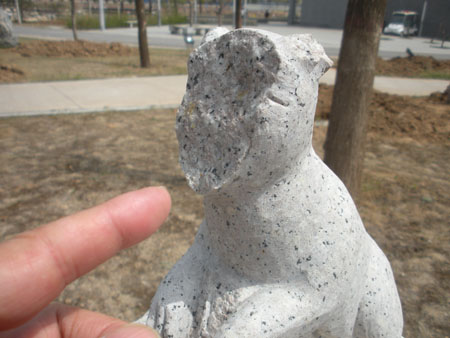 延安市西北川公园雕塑被砸灯箱破损器材遭毁