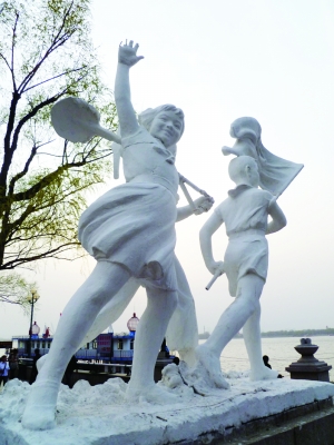 雕塑中女少先队员四指损毁