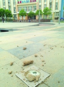 合肥市都市清华小区广场大量地灯遭孩童破坏