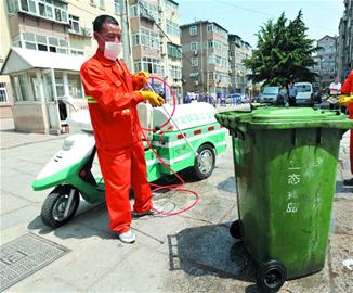 青岛市北7000垃圾桶 天天都“洗澡”（图）