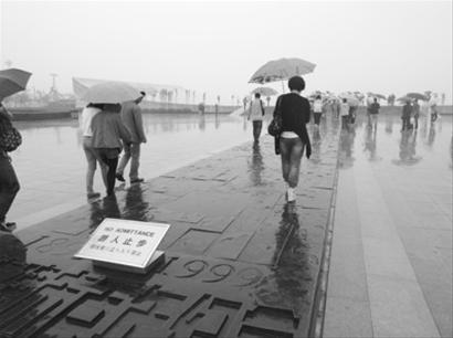 大连星海广场部分“大脚印”遭游客踩踏磨平