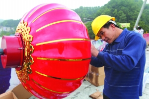 5月8日，公路部门的工人们冒着细雨在市区东岳大桥上安装新型景观灯。