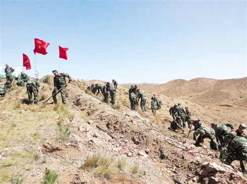 内蒙古：包头武警支队植树造林绿化荒山